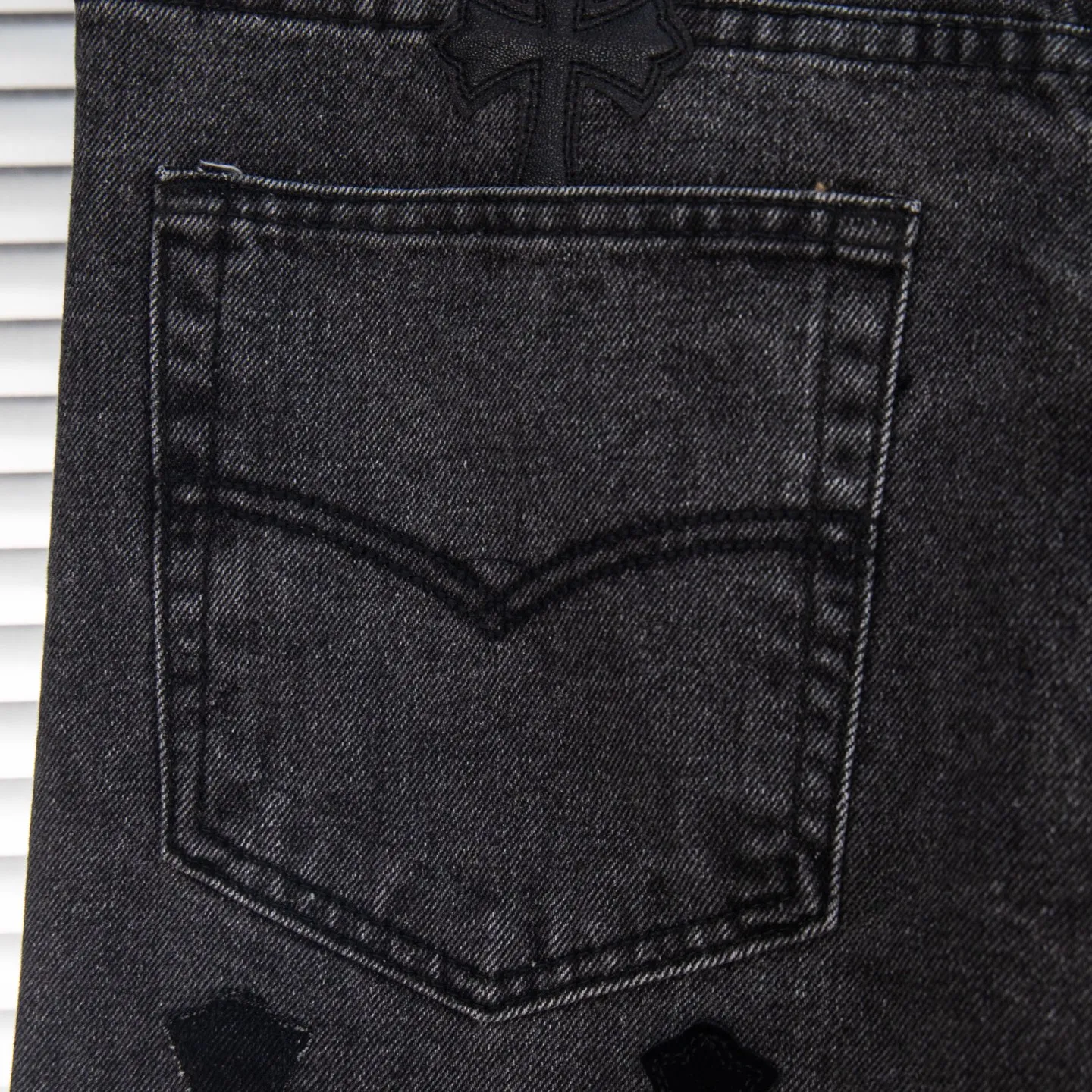 P290 Chrome Hearts Chrome Hearts Black Pinduo Black Leather Big Devil Cow King Jeans CH jeans need to be washed before being dismantled and hand-stitched with sheepskin cross leather and then spliced to complete. The whole piece has too much craftsmanship to describe. About Chrome Hearts This is an extremely luxurious fashion brand that can also be called the nobility of the high street. It has always been an exclusive brand for some hipsters or the second generation of rich people. Compared with ordinary high streets, it is more luxurious and noble. Compared with luxury brands, it has a more fashionable personality. It has always been a brand that I have a special liking for. Style number: 1769# Color: black Size: 28 30 32 34 36